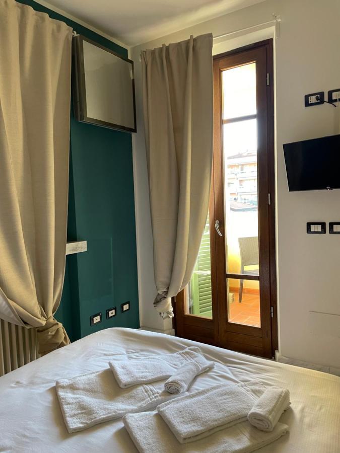 Spaziosa Camera Con Letto Alla Francese E Balcone A 500 Mt Dal Mare Marina di Carrara Kültér fotó